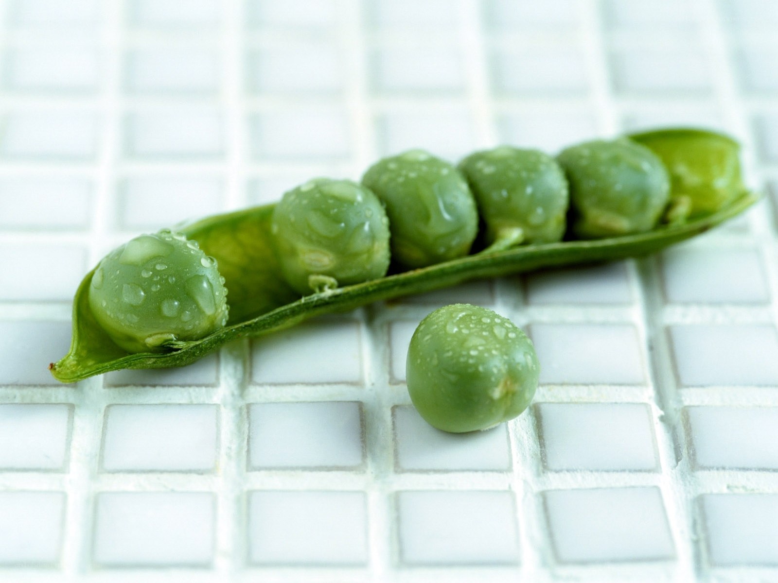 Fresh green peas in pod