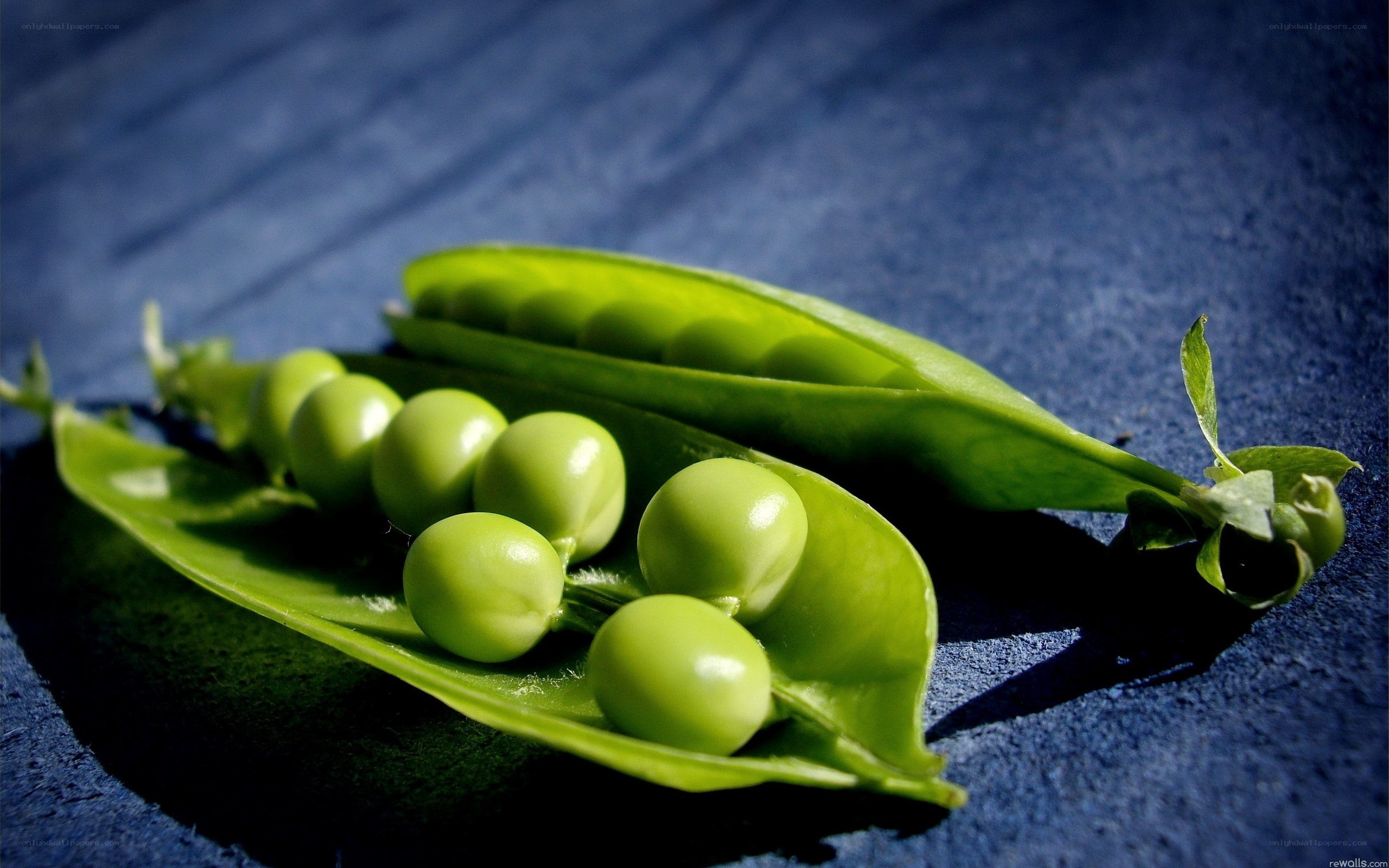 Fresh green peas in pod