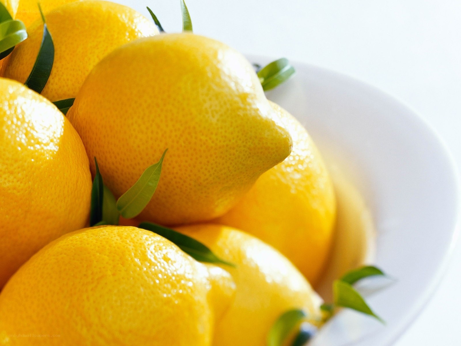 Fresh lemons in a bowl