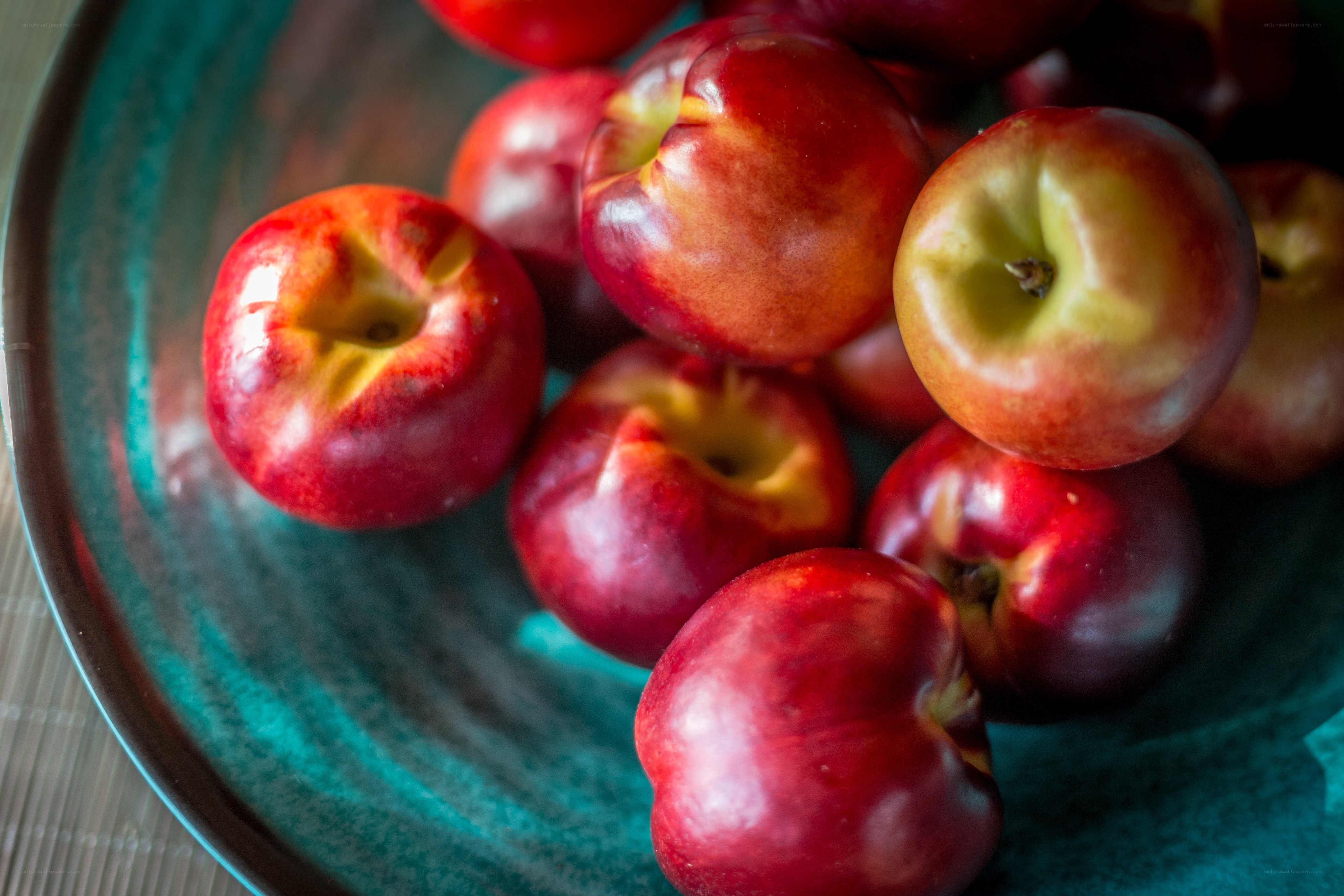 Fresh nectarines in a bowl