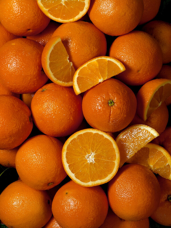 Fresh oranges and slices