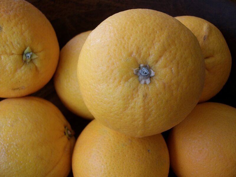 Fresh oranges in a bowl