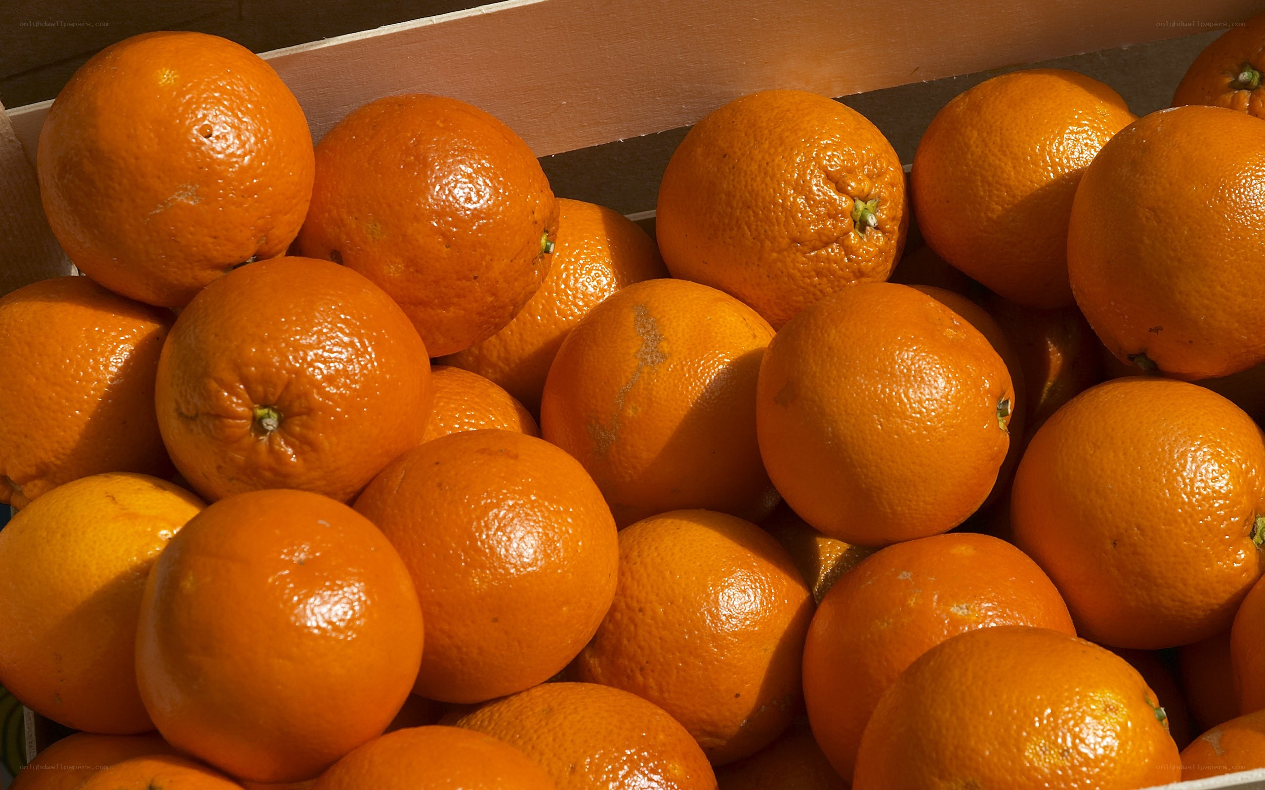 Fresh oranges in a box