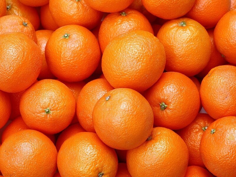 Fresh oranges in a pile
