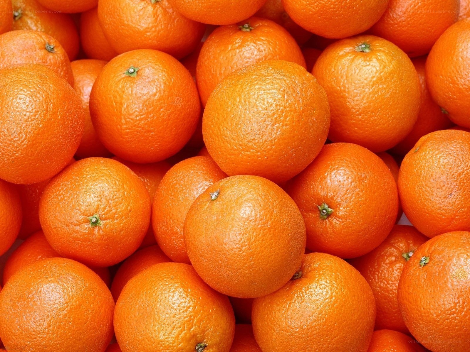 Fresh oranges in a pile