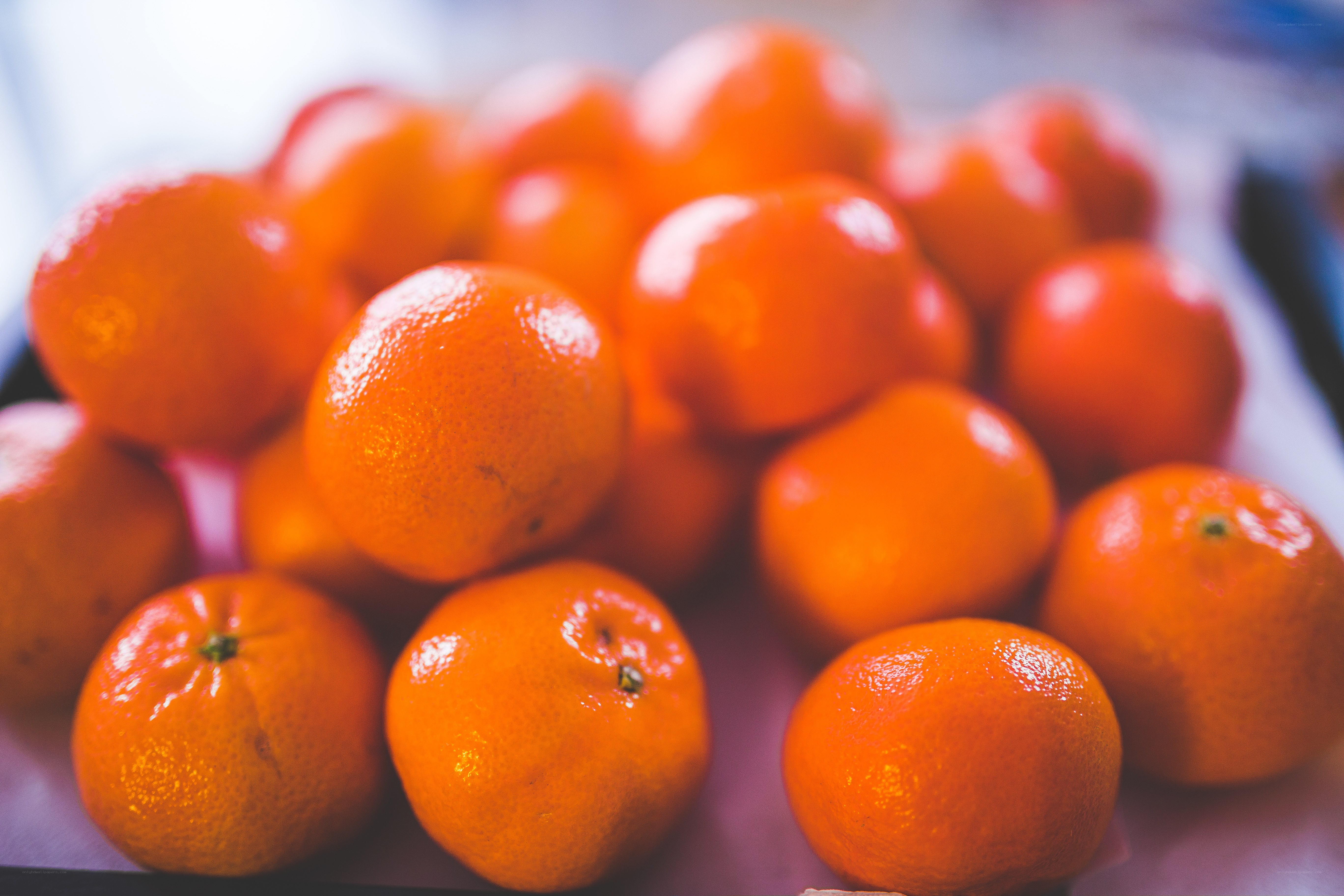 Fresh oranges in a pile
