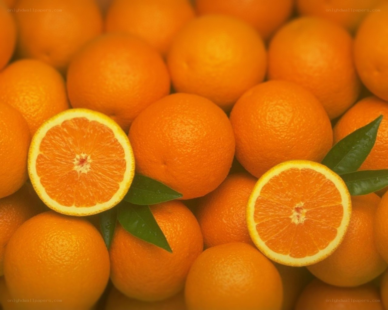 Fresh oranges with green leaves