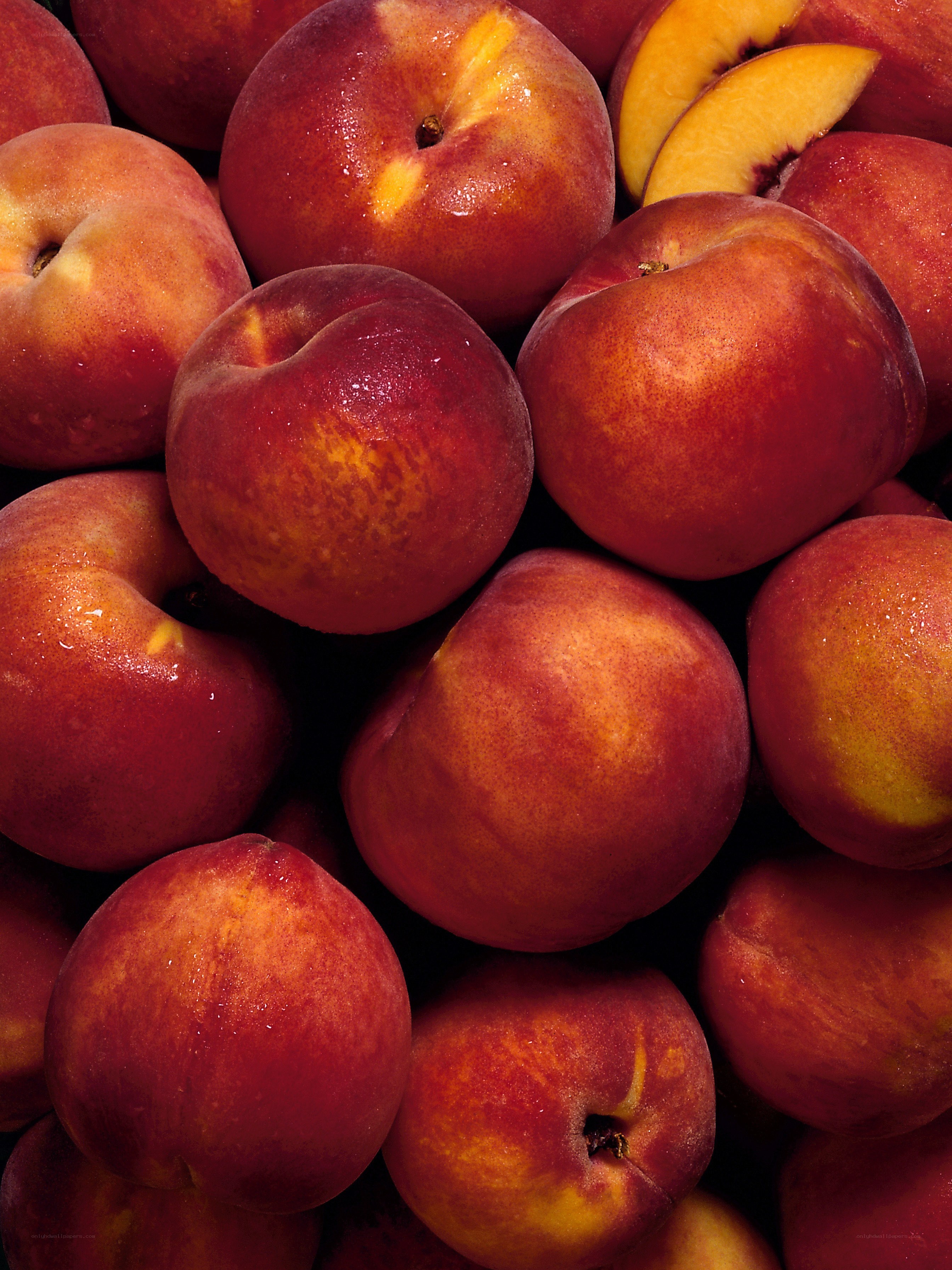 Fresh peaches in a pile