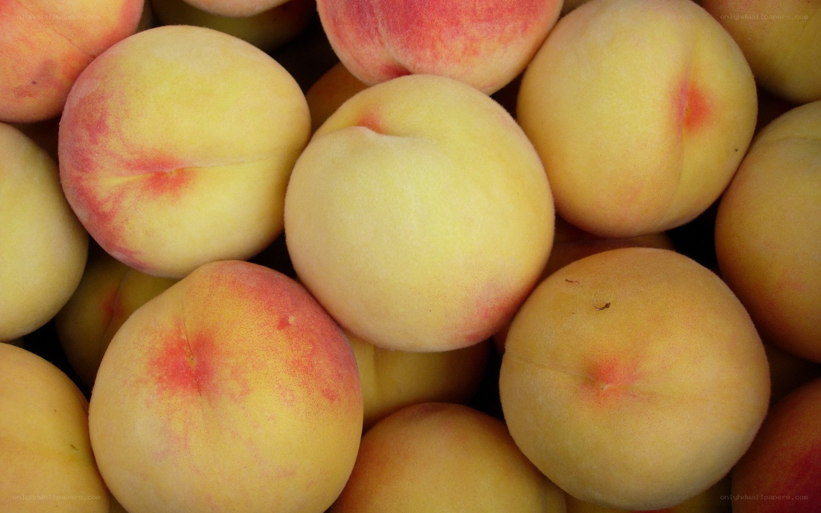 Fresh peaches in a pile