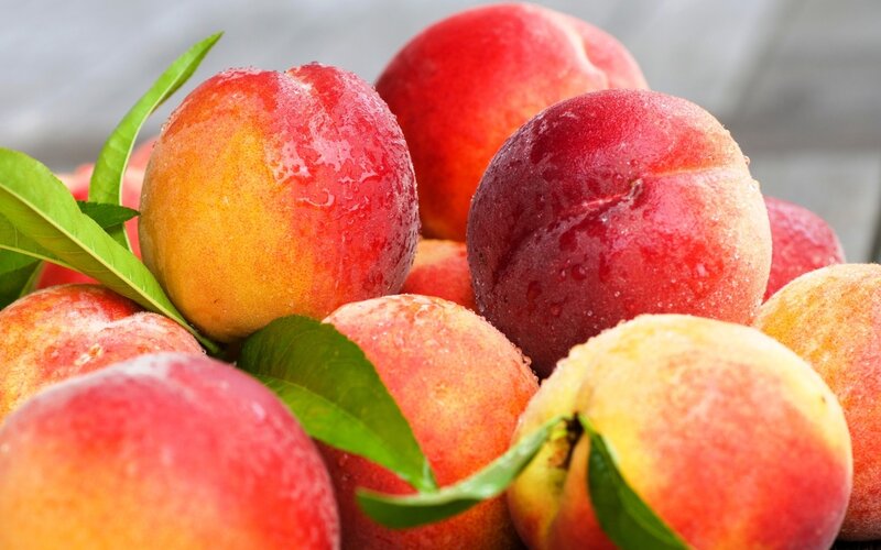 Fresh Peaches with Leaves — Red, Natural