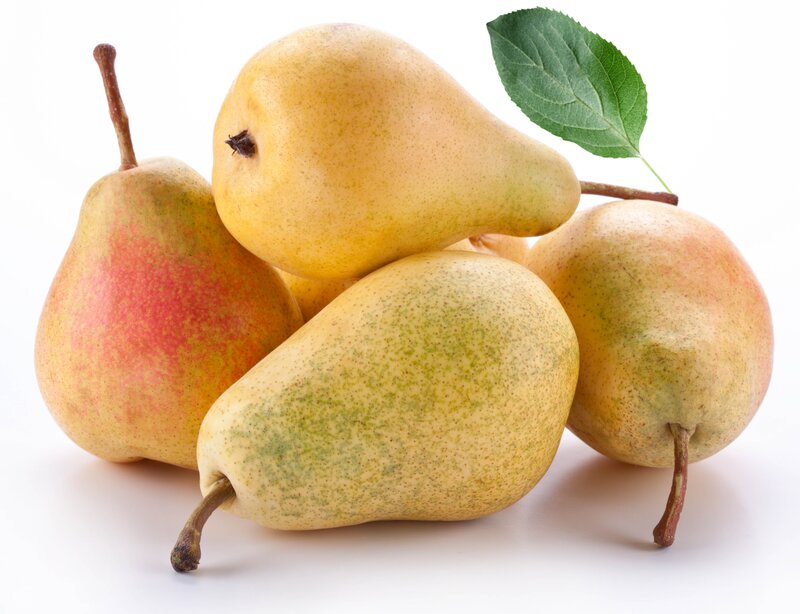 Fresh pears with green leaf
