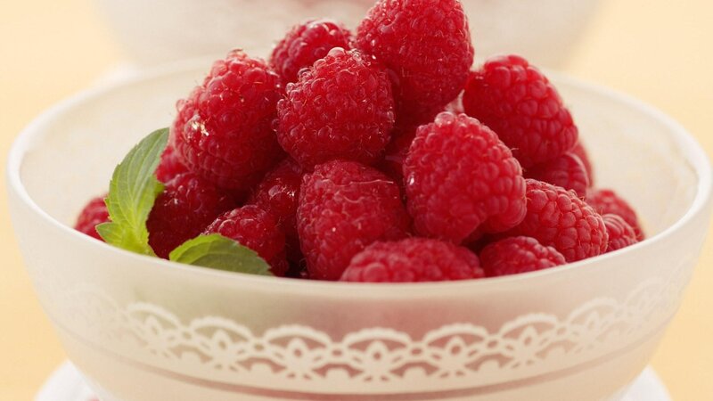 Fresh raspberries in a bowl