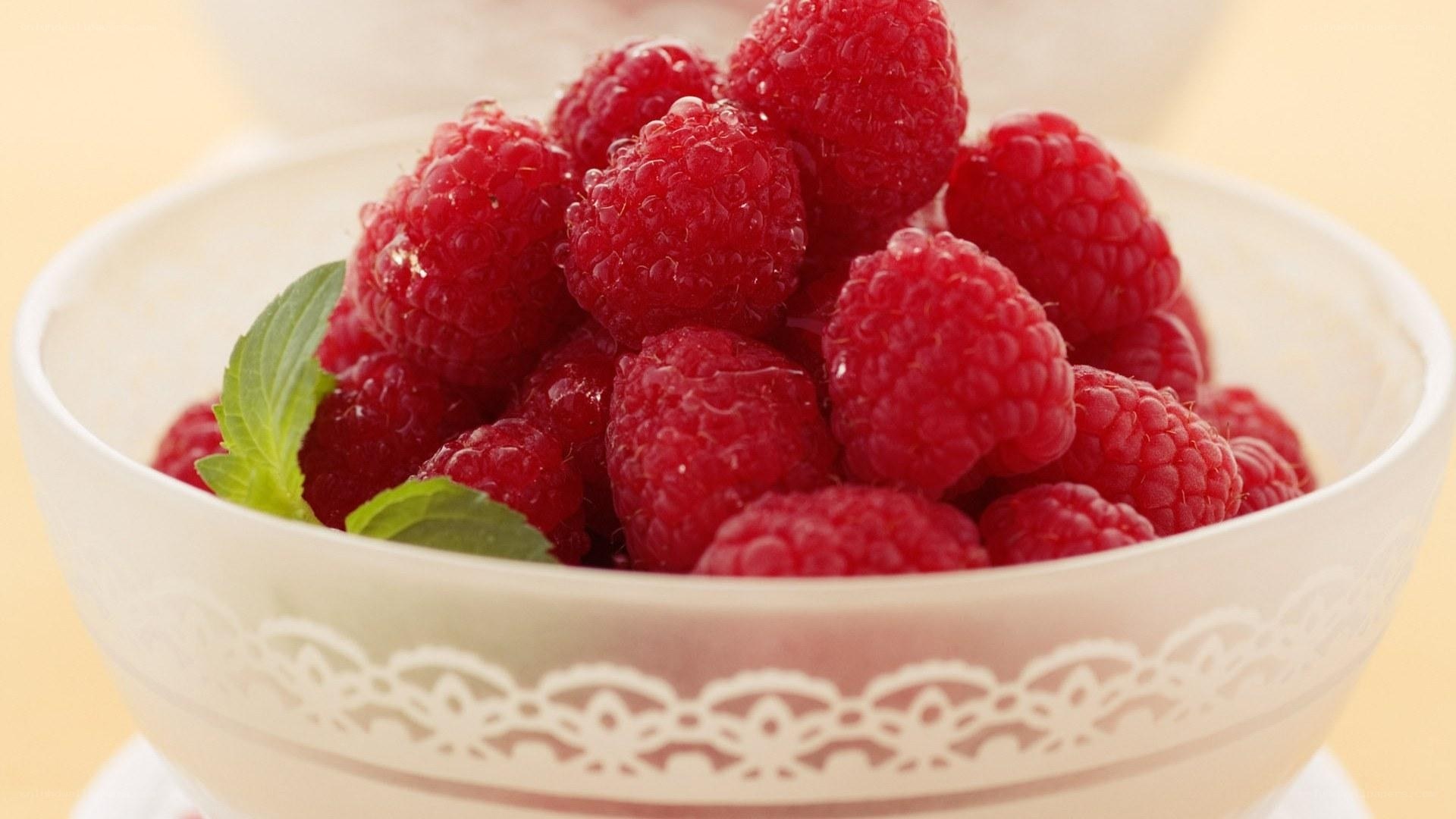 Fresh raspberries in a bowl