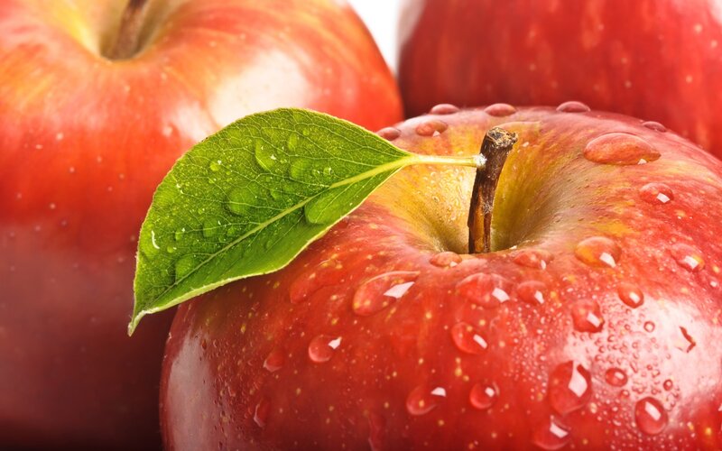 Fresh red apples with leaf