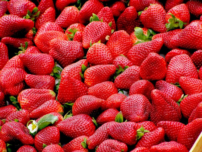 Fresh Red Strawberries — Vibrant, Photograph