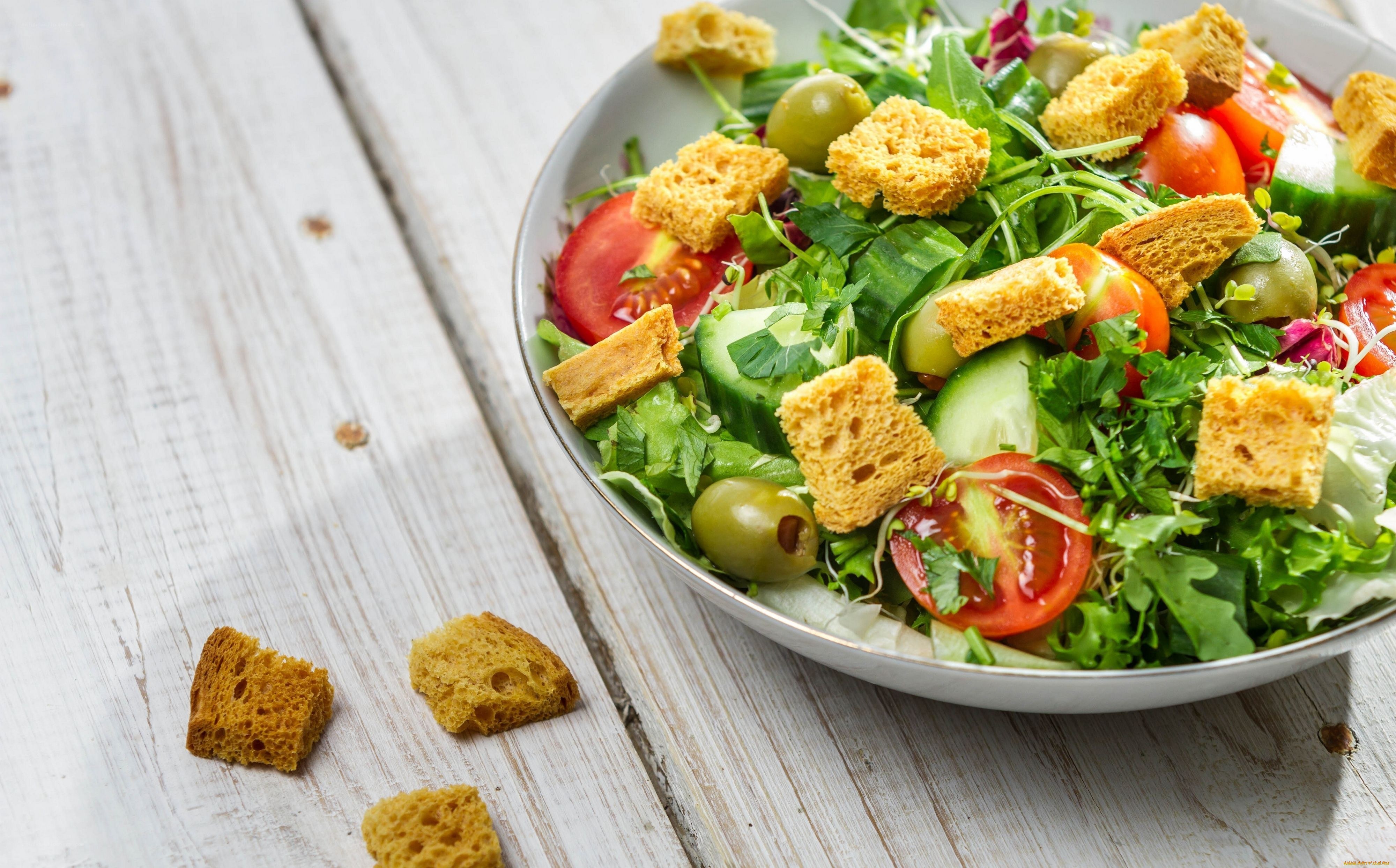 Fresh salad with croutons
