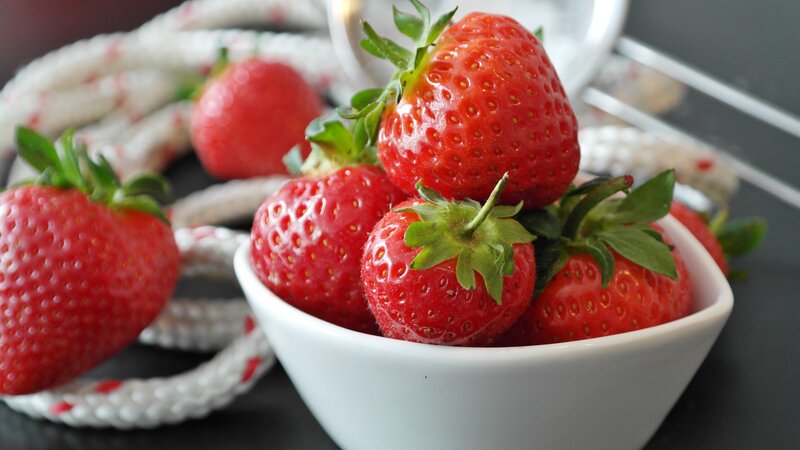 Fresh strawberries in a bowl