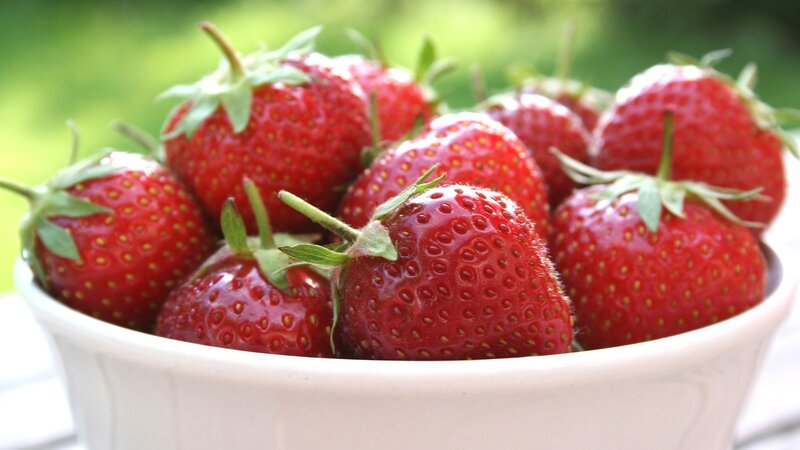 Fresh strawberries in a bowl