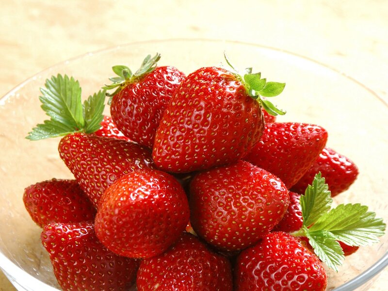 Fresh strawberries in a bowl