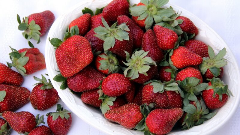 Fresh strawberries in a bowl