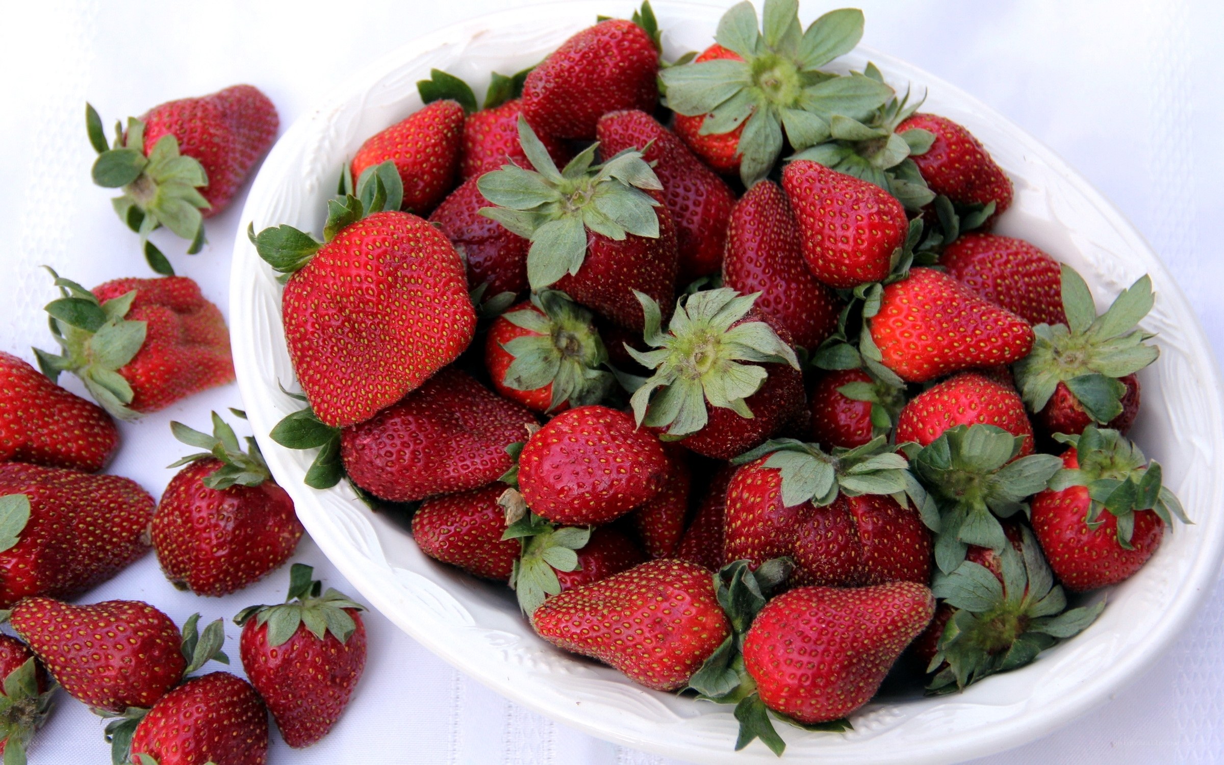 Fresh strawberries in a bowl