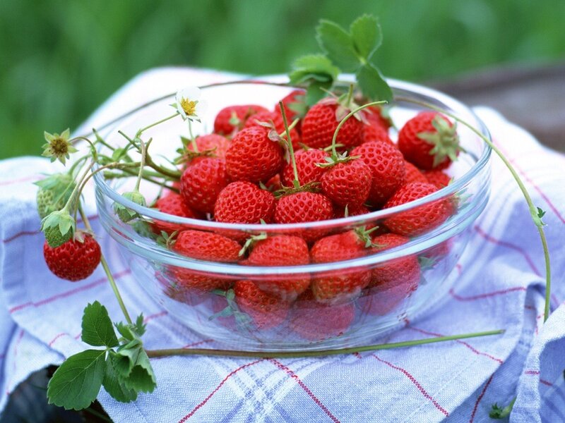 Fresh strawberries in a glass bowl