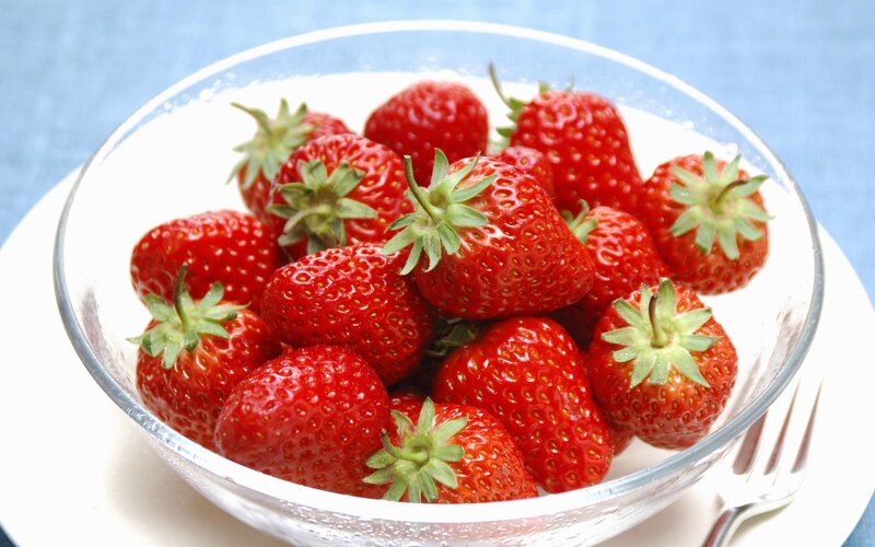 Fresh strawberries in a glass bowl