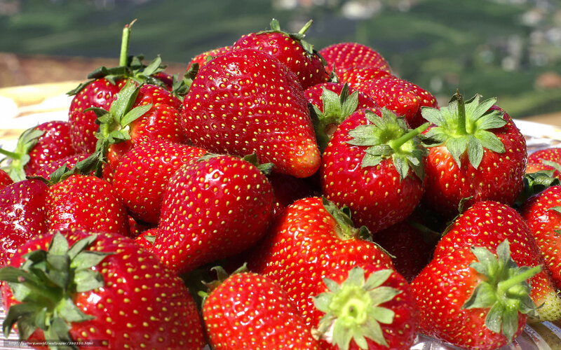 Fresh strawberries in a pile