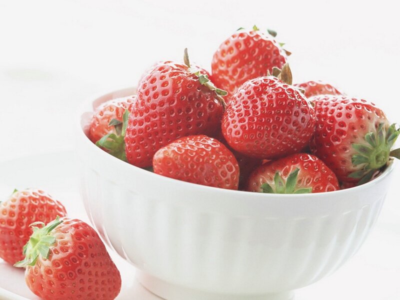Fresh strawberries in a white bowl
