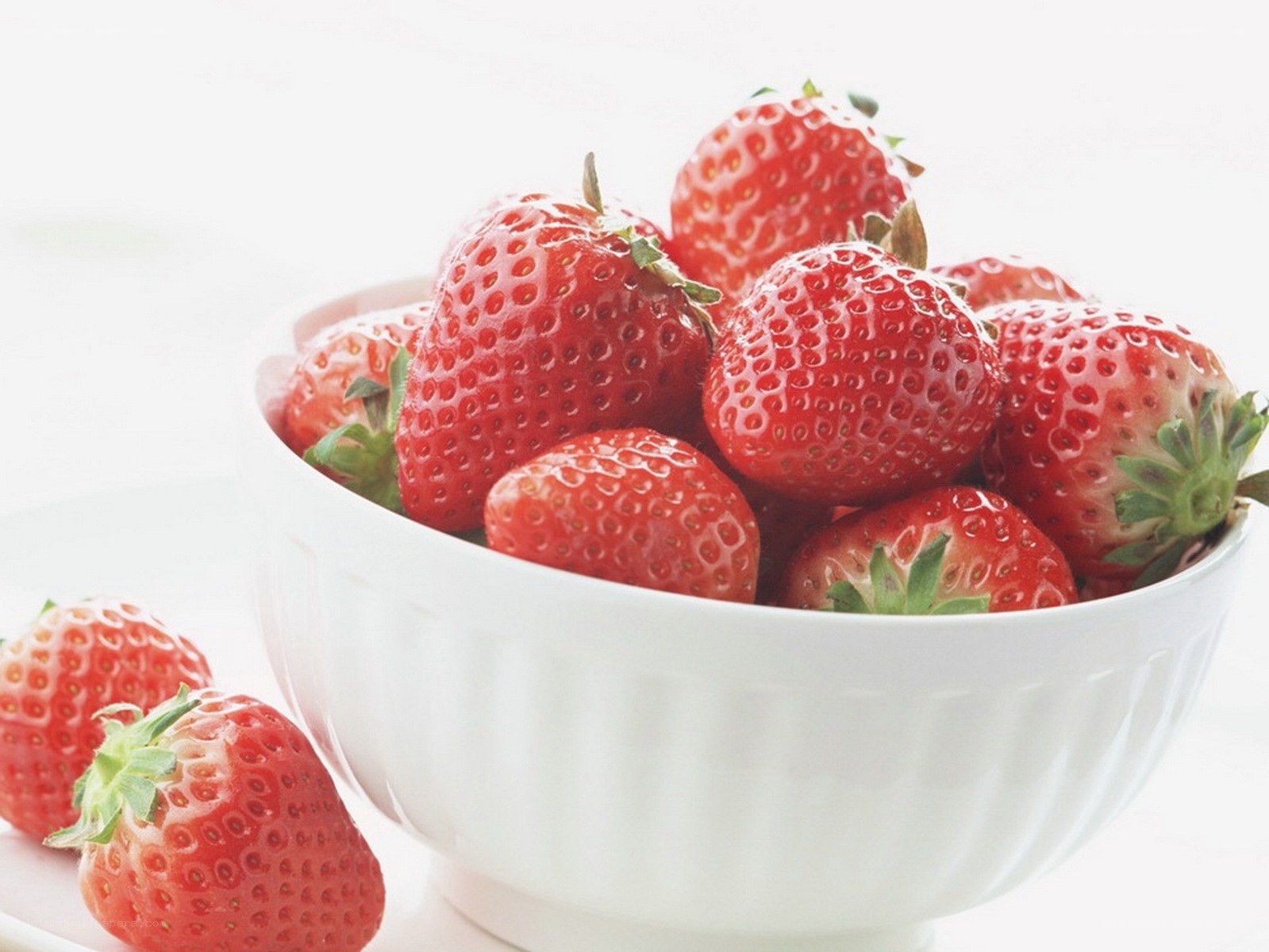 Fresh strawberries in a white bowl