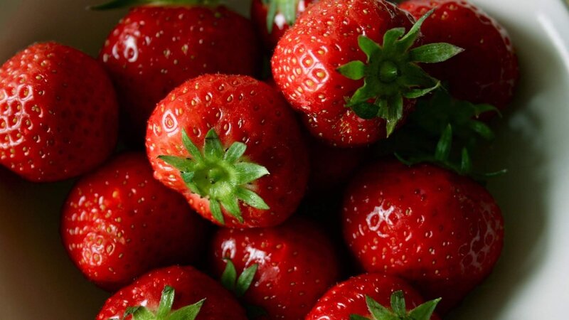 Fresh Strawberries in Bowl — Red, Natural, Photograph, Green Stems