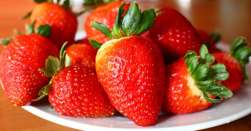 Fresh Strawberries on Plate — Red, Natural, Photograph, Green Leaves