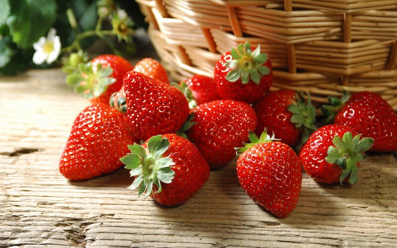 Fresh Strawberries on Wood — Red, Natural