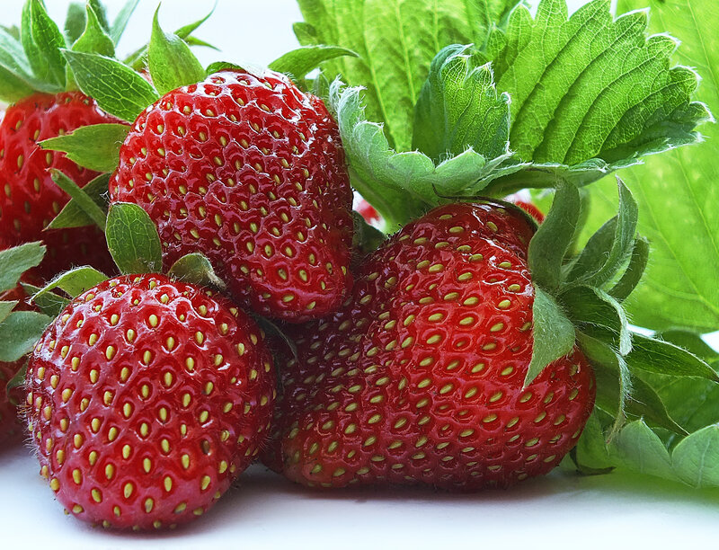 Fresh Strawberries with Leaves — Red, Natural