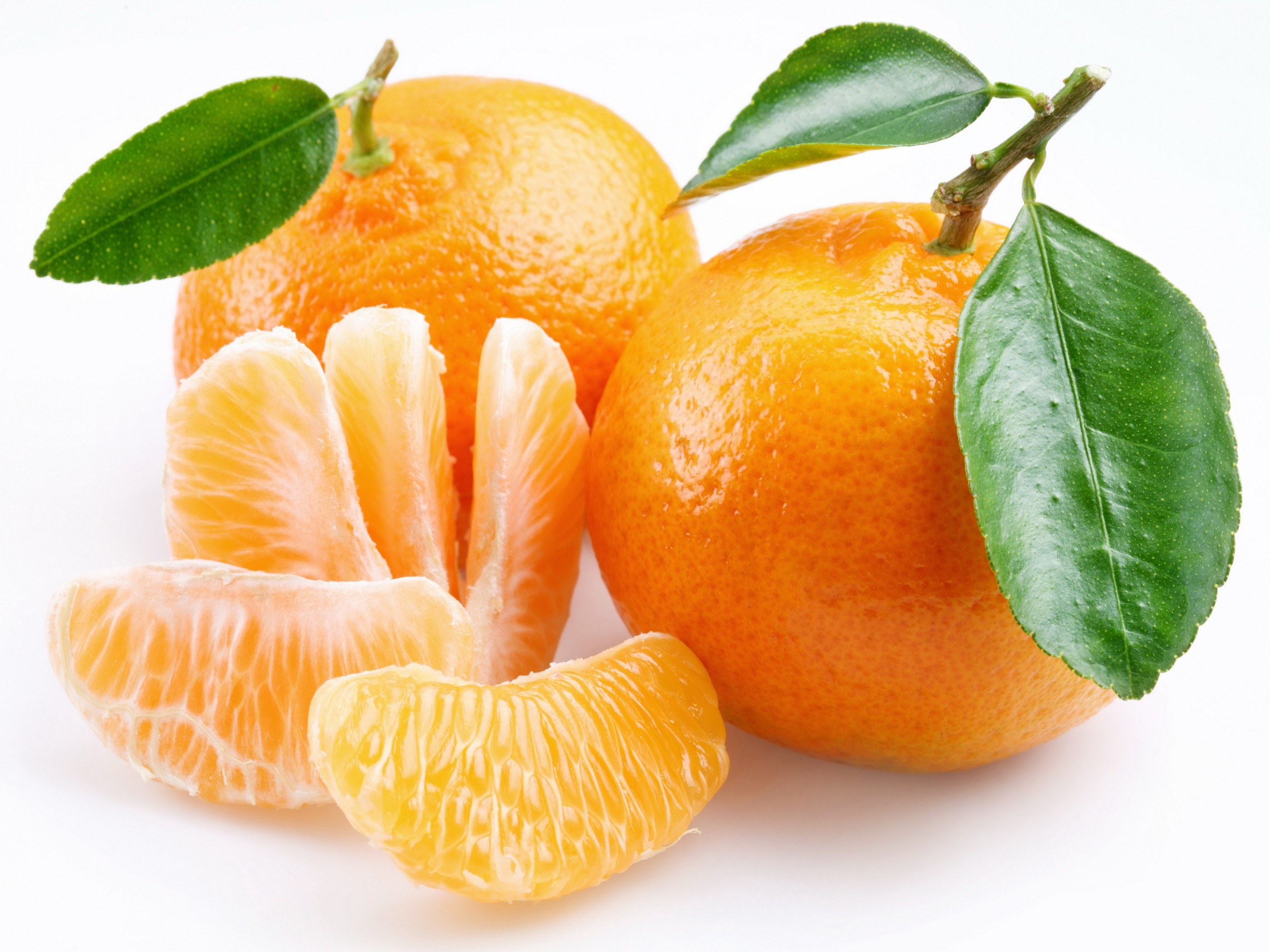 Fresh tangerines with leaves