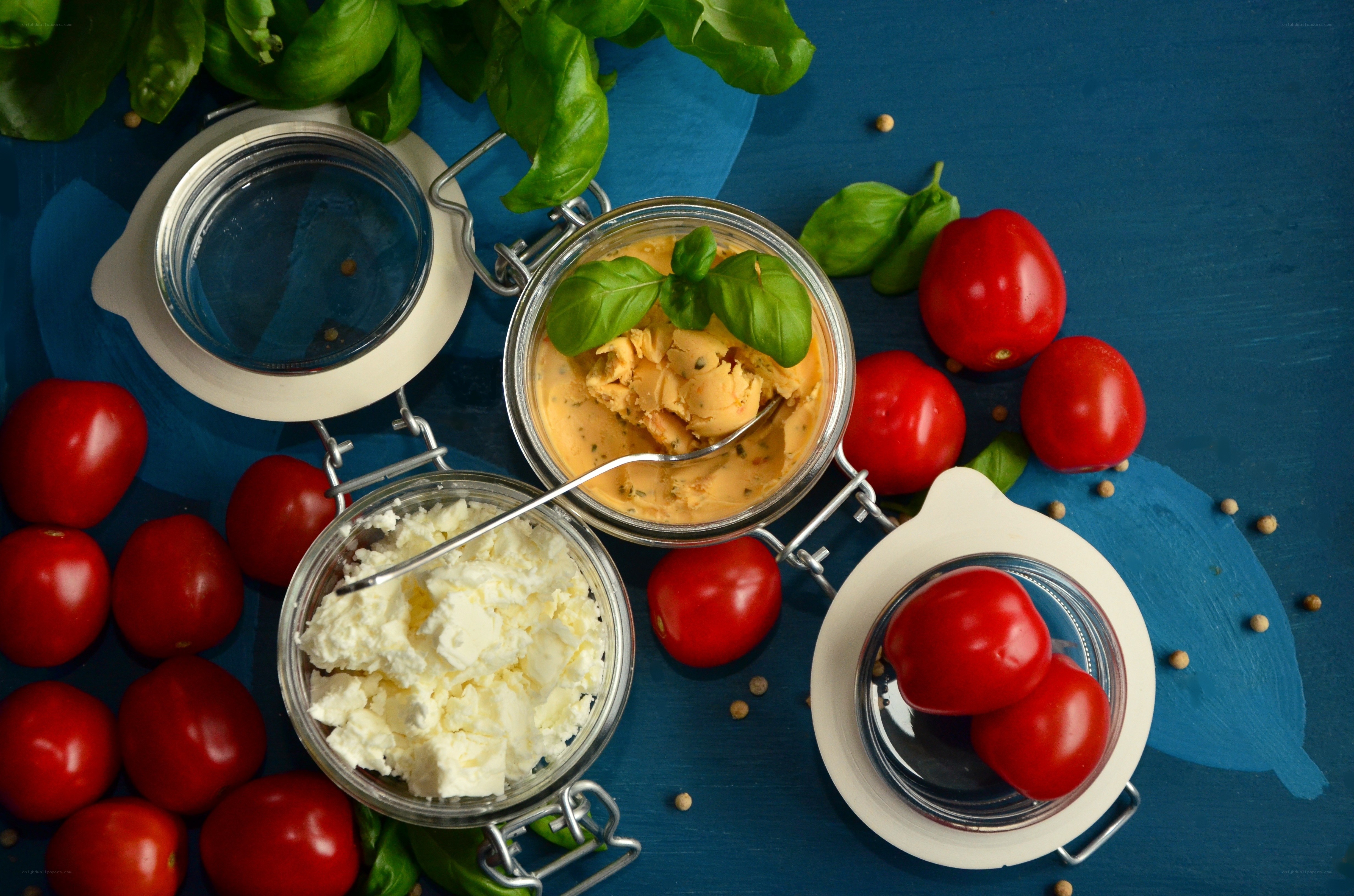 Fresh tomatoes and cheese in jars