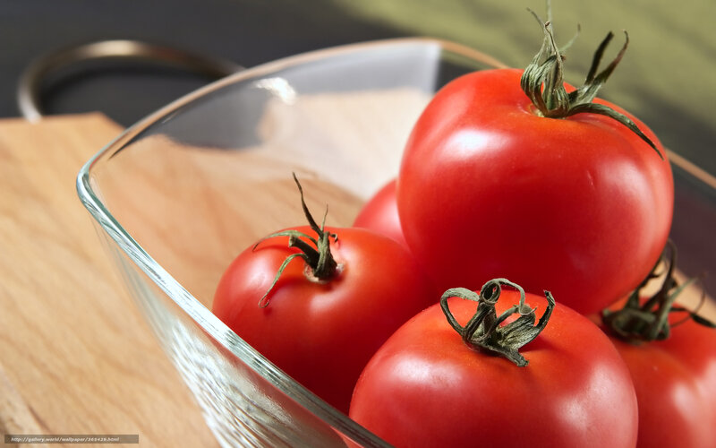 Fresh tomatoes in a glass bowl