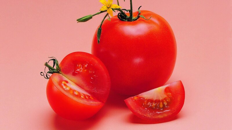 Fresh tomatoes with flower