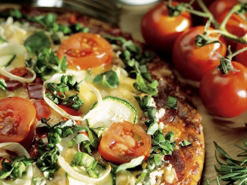 Fresh vegetable pizza with tomatoes