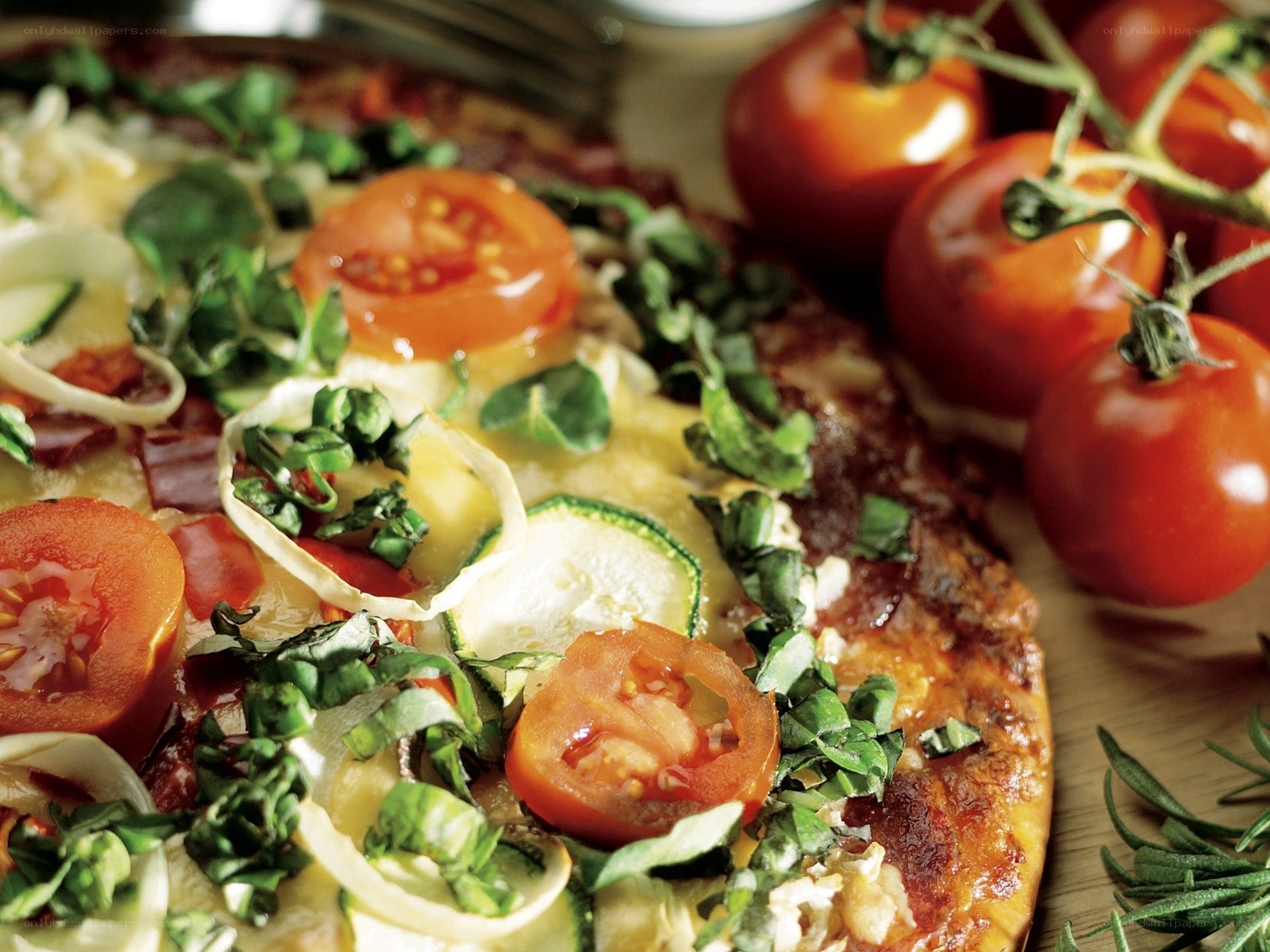 Fresh vegetable pizza with tomatoes