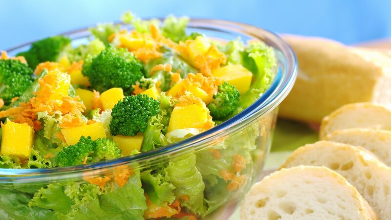 Fresh vegetable salad with bread