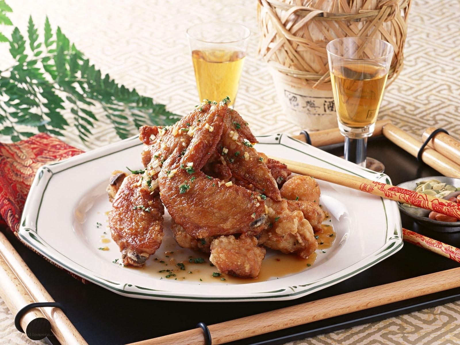 Fried chicken wings with sauce