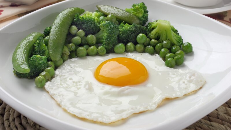 Fried egg with vegetables