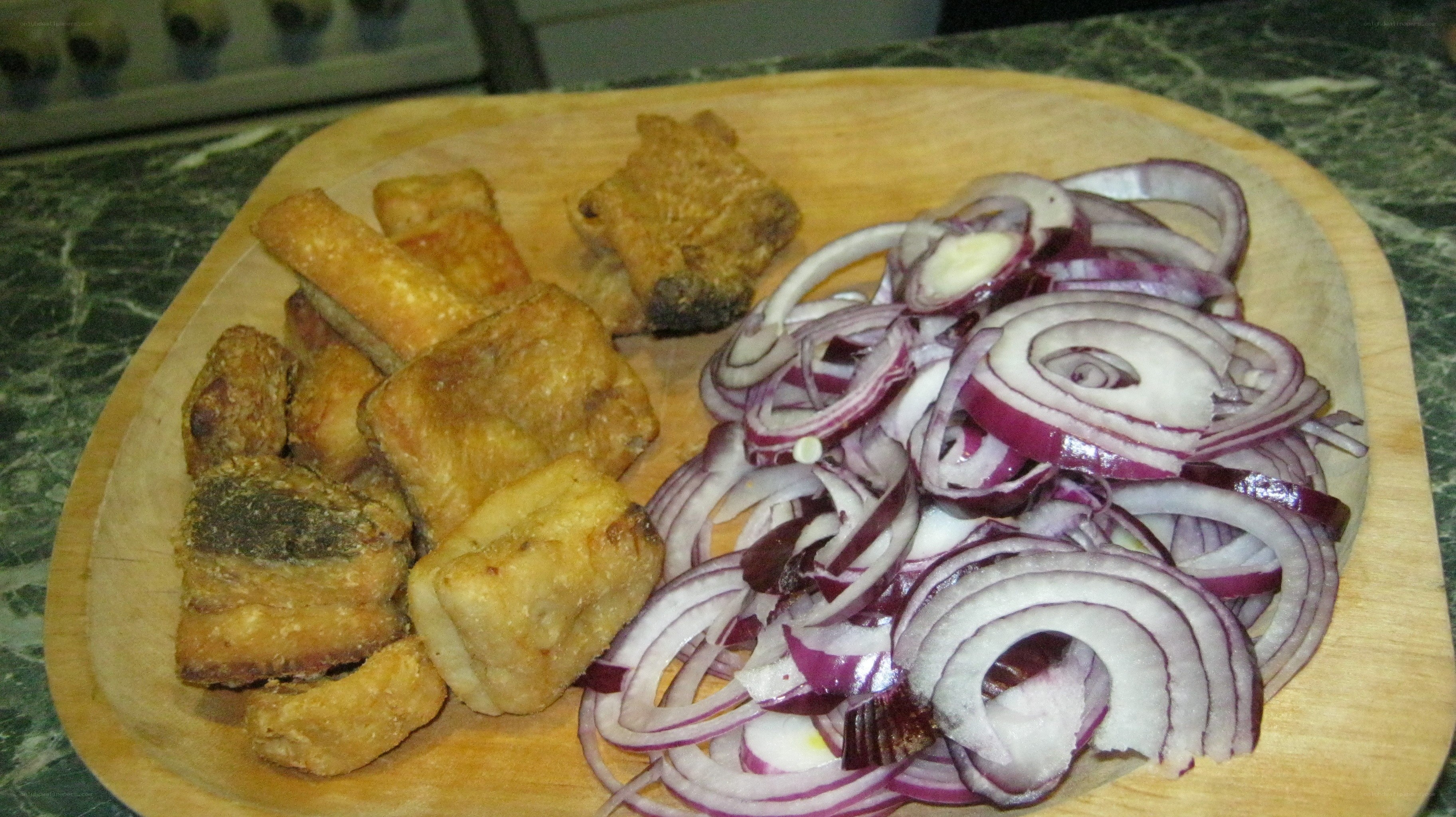 Fried fish and sliced onions