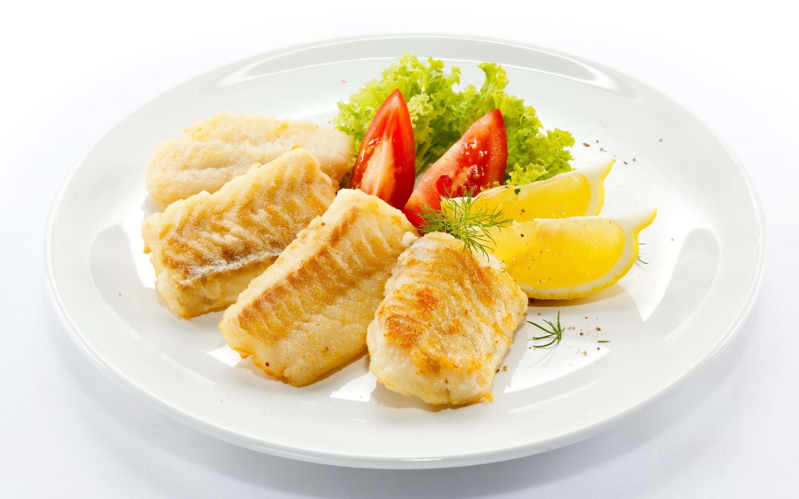 Fried fish fillets with lemon