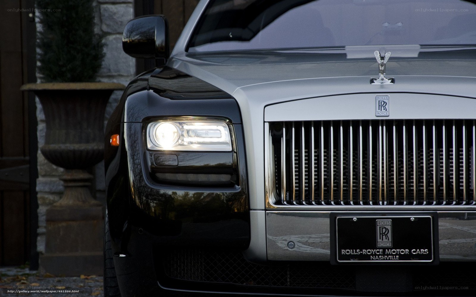 Front of a Rolls-Royce car