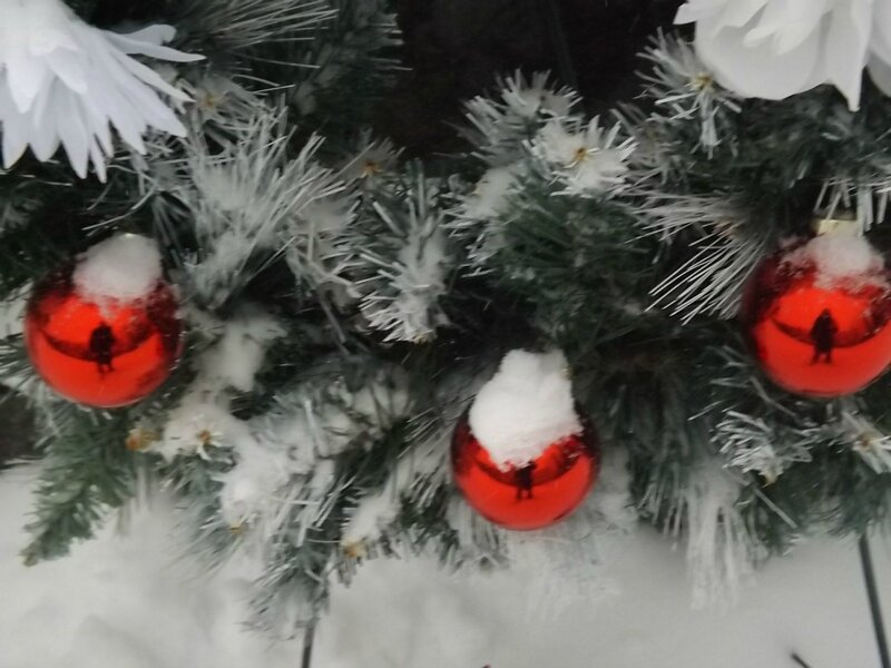 Frosted Christmas Tree — Green, Festive