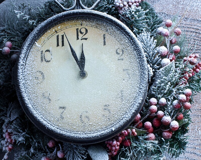 Frosted Clock in Wreath