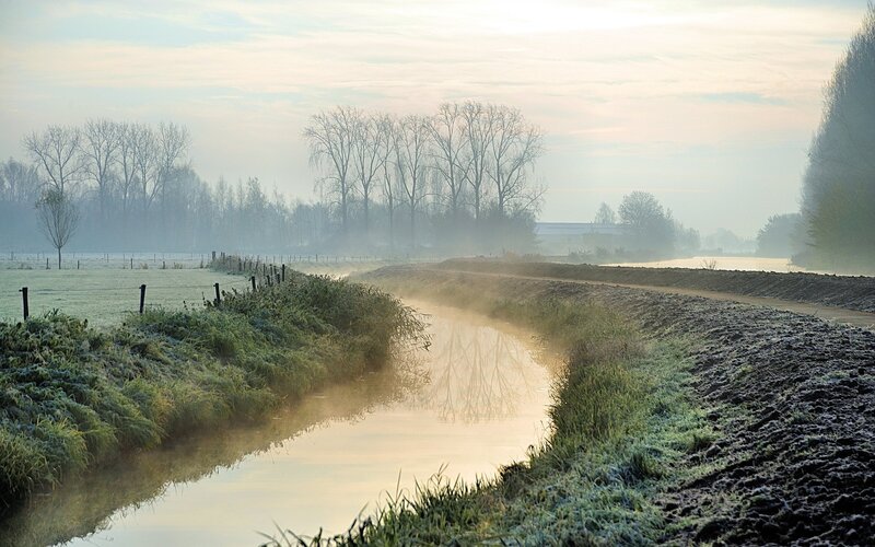 Frosty morning by the canal