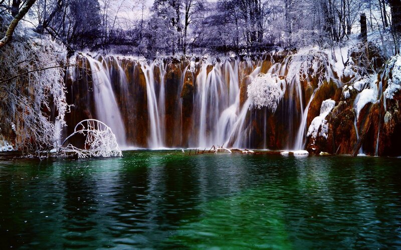 Frozen Waterfall Cascade — Green